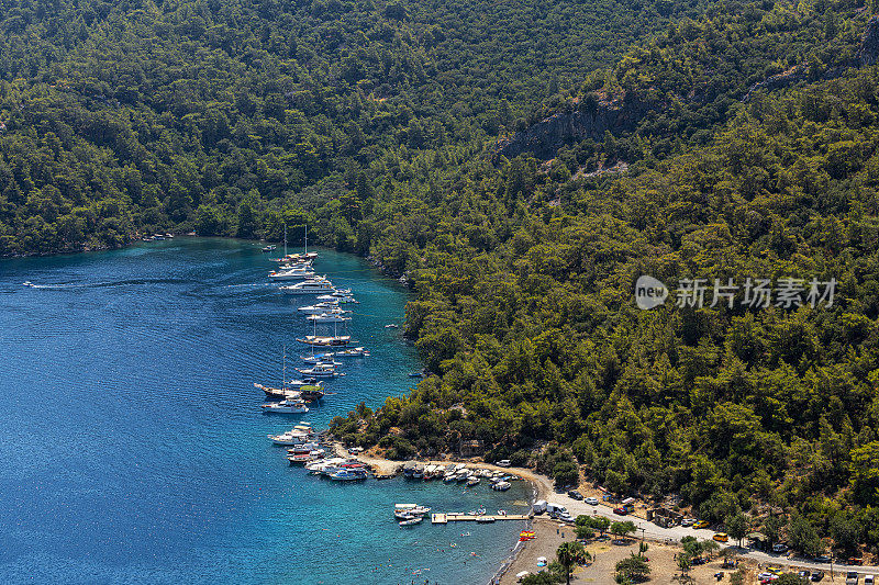 帆船和摩托艇停泊在土耳其戈切克海湾的岸边