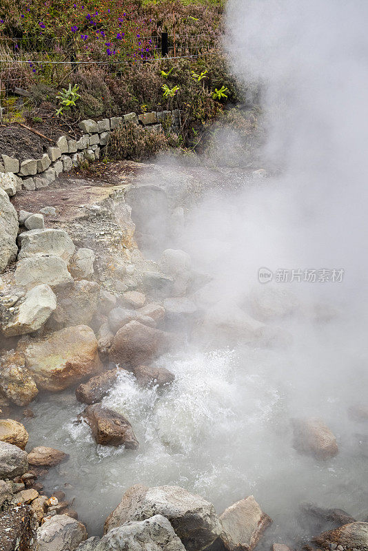 地上有个洞，里面有沸腾的硫磺水