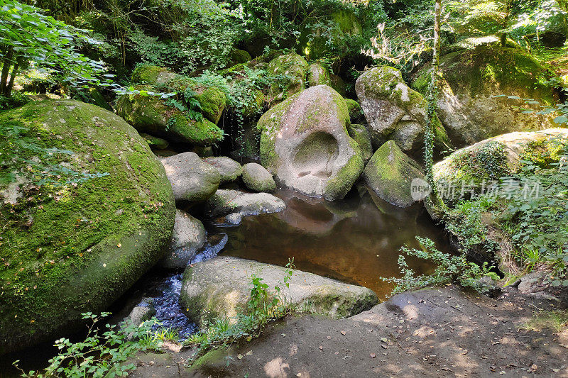 赫尔山羊市白银河畔的博尔德油田