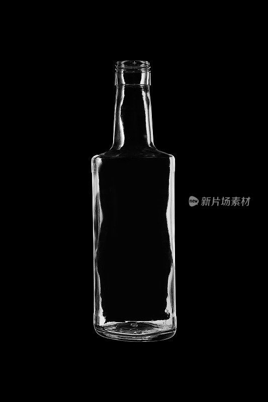 用无色透明玻璃制成的空开瓶，用于装酒精饮料和其他液体。孤立在黑色背景下，特写镜头