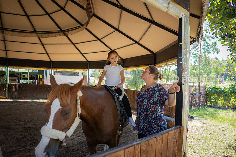 患有自闭症的女孩在一个私人中心接受马治疗。