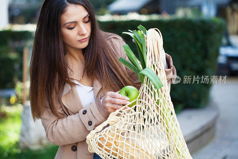 一个年轻的女人在买东西