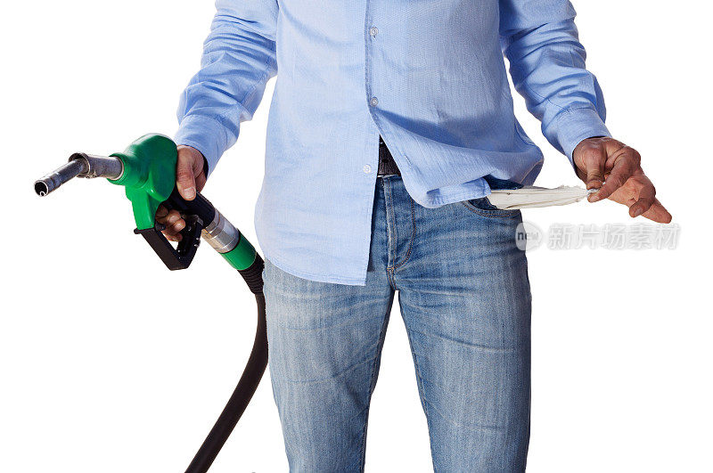 一名男子在加油站露出了空口袋。昂贵的燃料和汽油概念