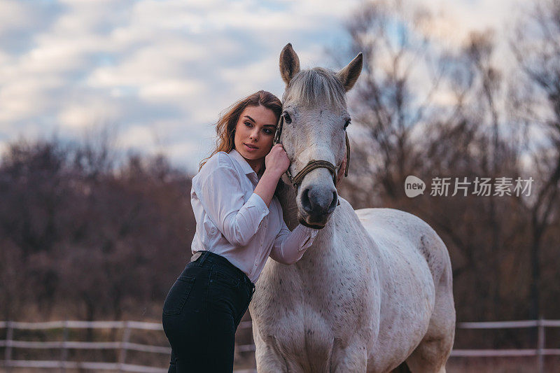 美丽的女人和她的骏马