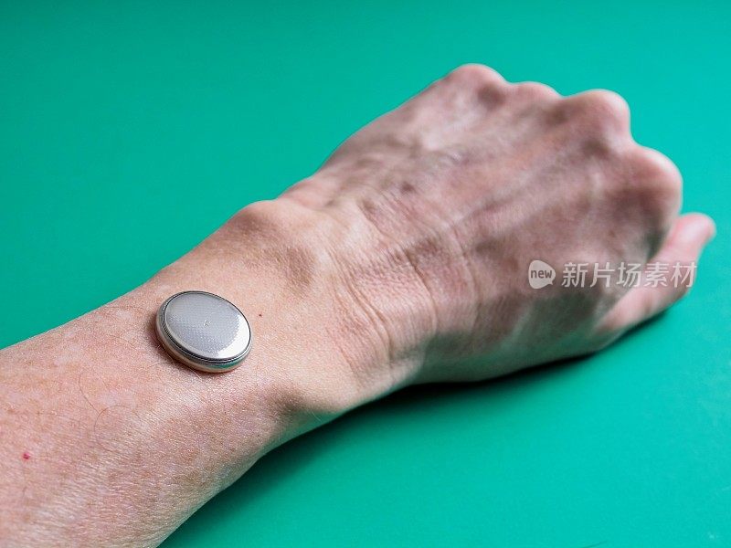 幽默的概念按钮电池用于手表被用于一个实际的手表