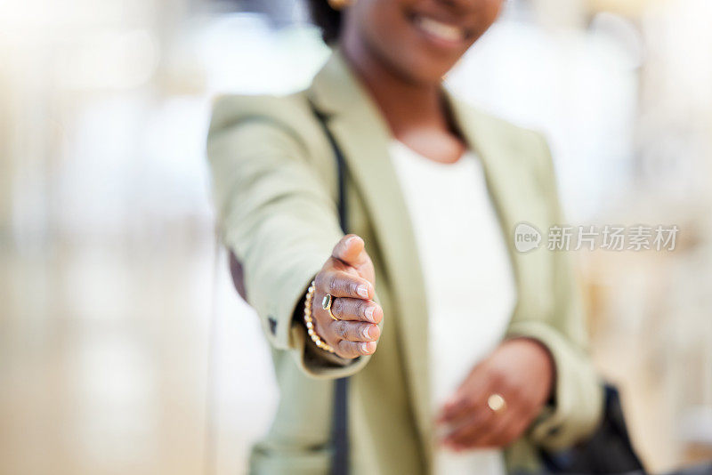 一个女人准备握手的镜头