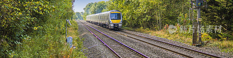 通用柴油动力铁路线路站在英国乡村。