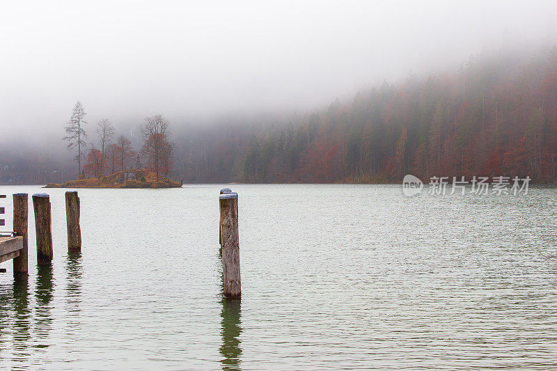 德国肯尼格湖上的雾。湖中央的小岛。雾在湖岸上。德国的风景。秋景在欧洲贝希特斯加登国家公园。湖面上的雾天。