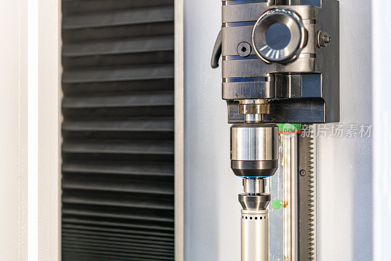 在高技术精密光学测量机上安装圆柱金属工件时，可进行多种外形尺寸、外形、轮廓等检测。