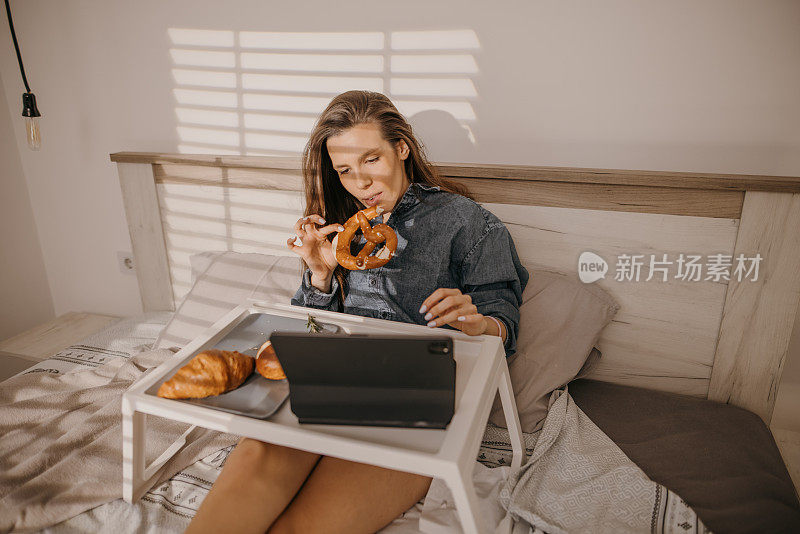 漂亮女人在床上吃早餐