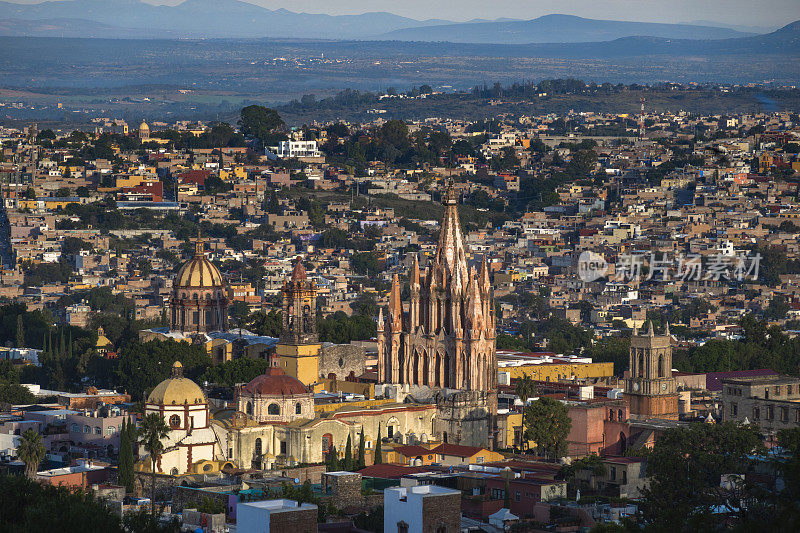 墨西哥，圣米格尔德阿连德的全景，教堂在日出的背景中