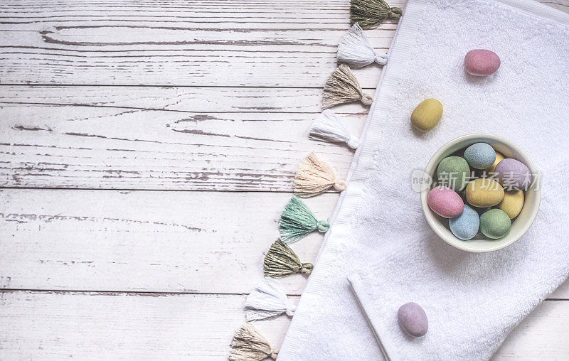 复活节巧克力蛋在木制背景上，厨房布上，复制空间