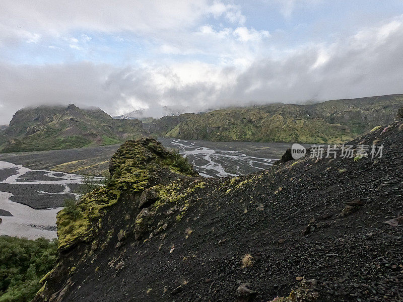 美丽的冰岛全景风景，绿色和黑色的火山Landmannalaugar山，在著名的laugavgur徒步旅行路线。