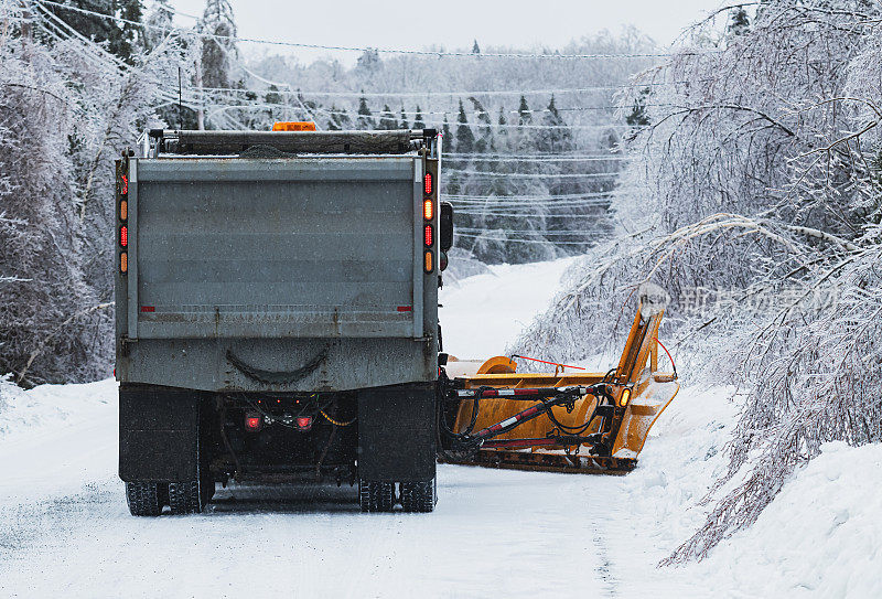 扫雪机在冰暴期间清理道路