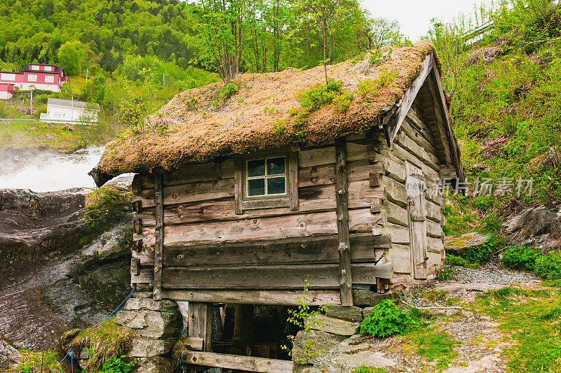 挪威的木屋。豪华露营。旅游目的地。美丽的春天北方自然。去斯堪的纳维亚体验旅行。在山探险。挪威的风景。断裂。可持续的住房