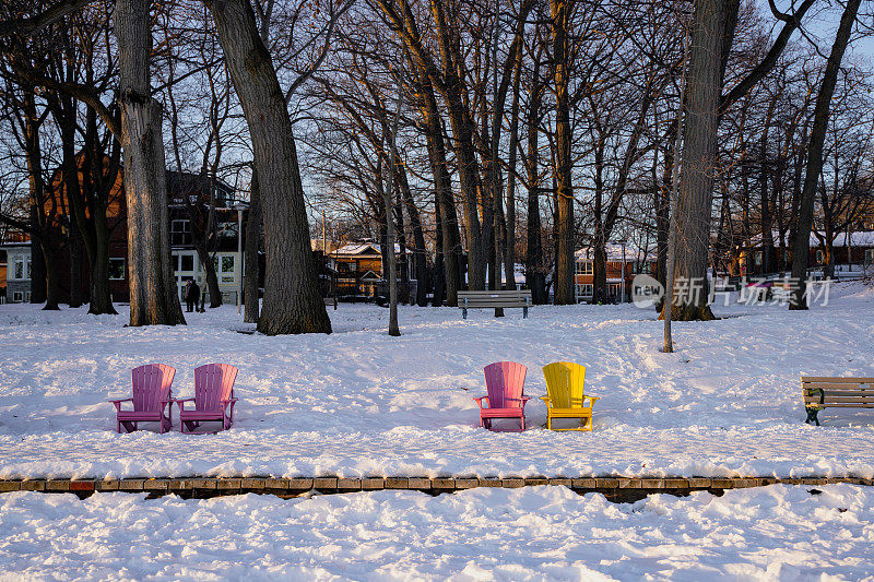 冬季，加拿大安大略湖上的阿迪朗达克椅子。