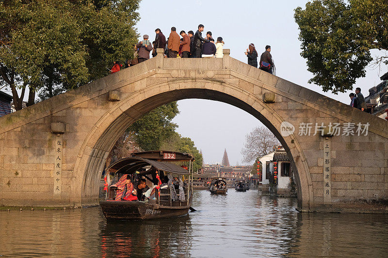 中国浙江省西塘镇运河上的游船