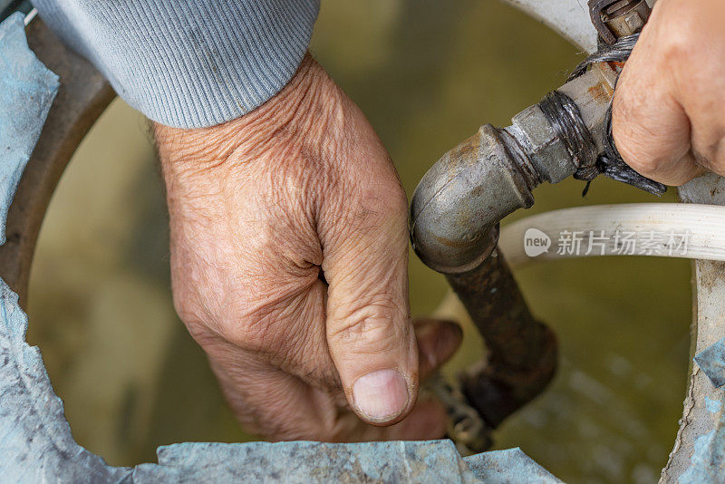 修理水箱浮子的老手。