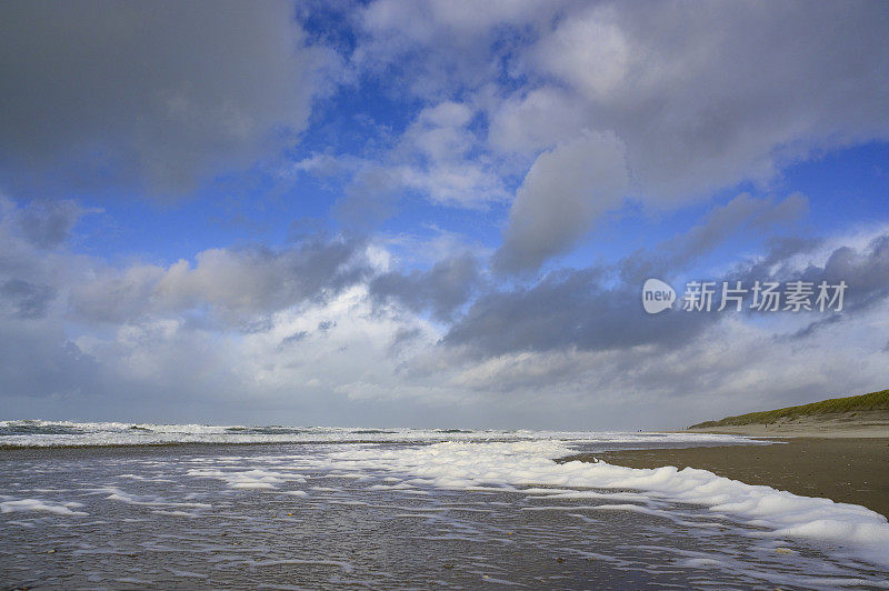 海浪冲击着瓦登海地区特塞尔岛的海滩