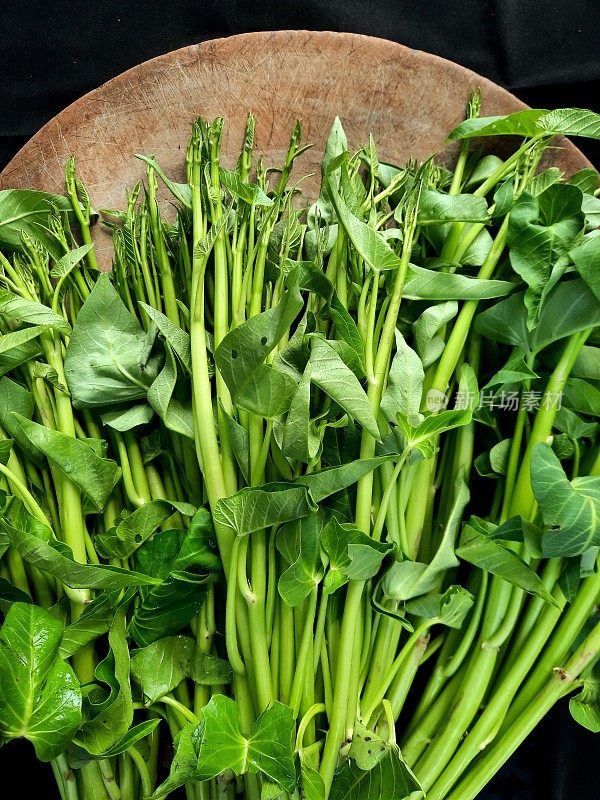 在切菜板上切牵牛花蔬菜-准备食物。