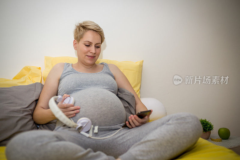 未出生的宝宝在妈妈肚子里听着音乐