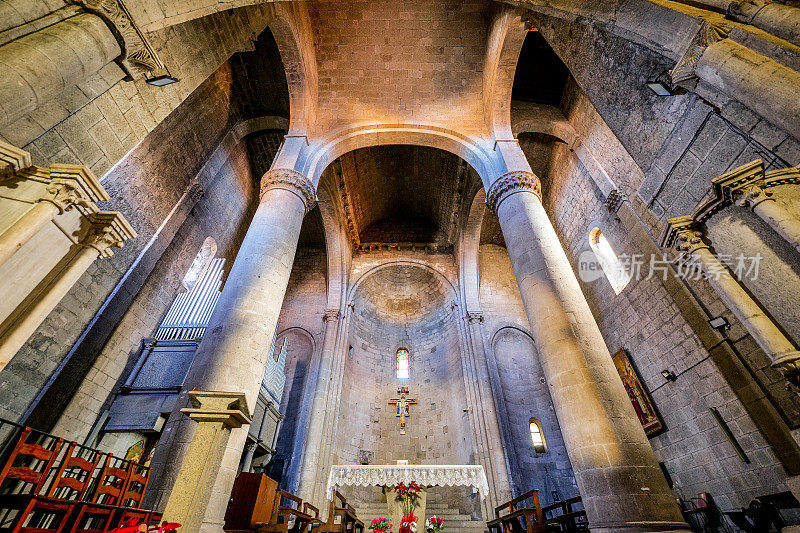 这是中世纪维特博中心圣西斯托教堂庄严肃穆的内部