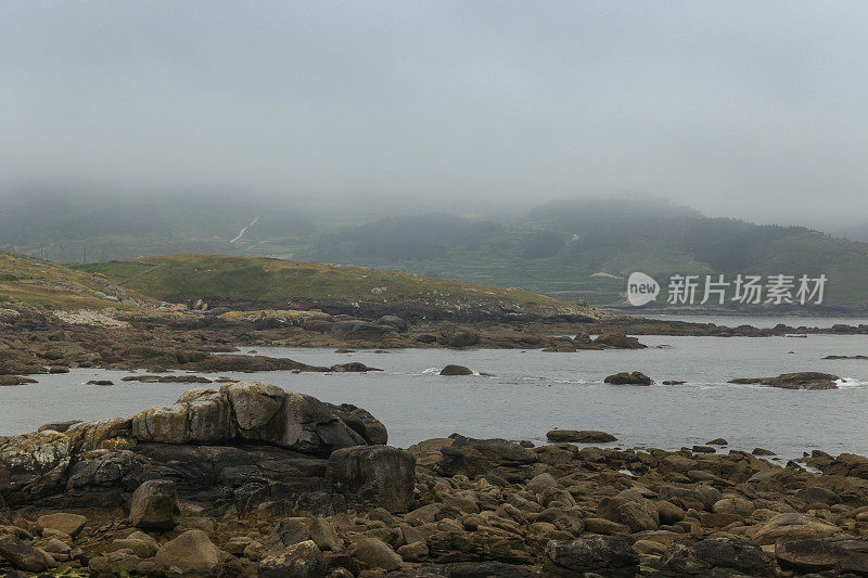 科斯塔达莫特的石头和海浪