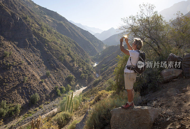 徒步旅行者拍摄陡峭的山谷和山脉