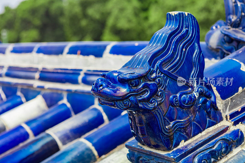 中国北京天坛的蓝色瓷砖和砖墙，墙上有吉祥的动物
