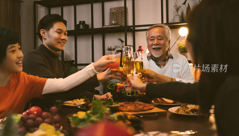 亚洲家庭在家里的餐桌上用餐