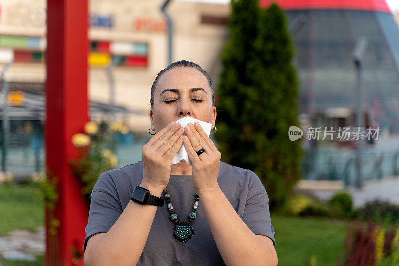 户外拍摄不满意的白人妇女感到过敏