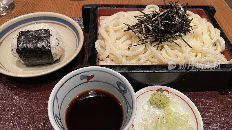 日本的乌冬面配饭团