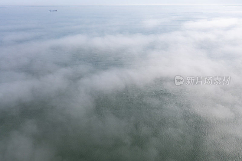 黑海上空的低云。雾在海