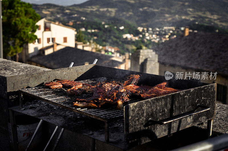 在山上野餐。意大利节日的什锦烤肉