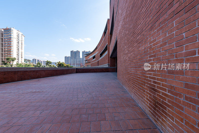 现代红砖建筑走廊