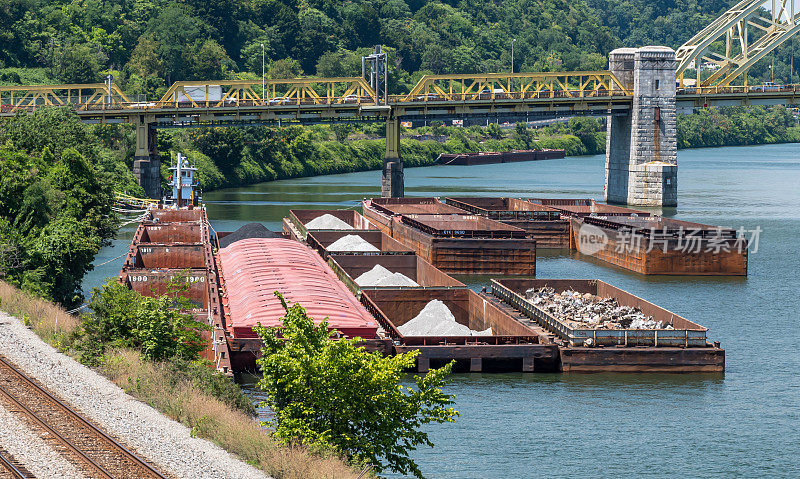 一艘拖船和驳船在俄亥俄河西岸的匹兹堡，宾夕法尼亚州，美国
