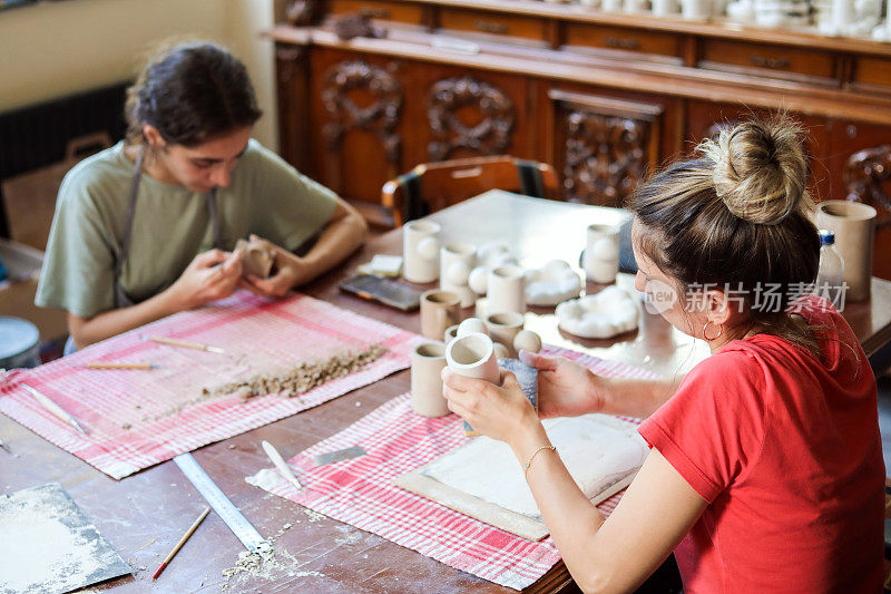 妇女的爱好和休闲，小型商业艺术工作室，商业妇女制作陶瓷，艺术学校
