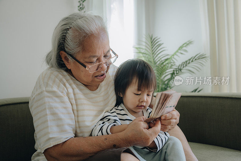 祖母和孙女交谈，拥抱