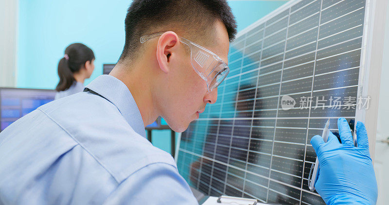 亚洲工程师与太阳能电池板