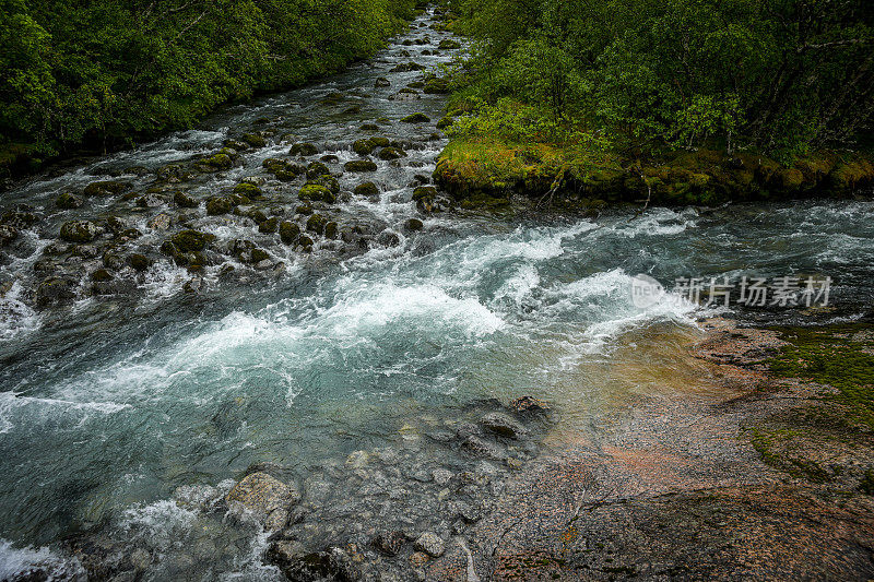 瀑布和融水河在山谷接近布里克斯达尔冰川在挪威。