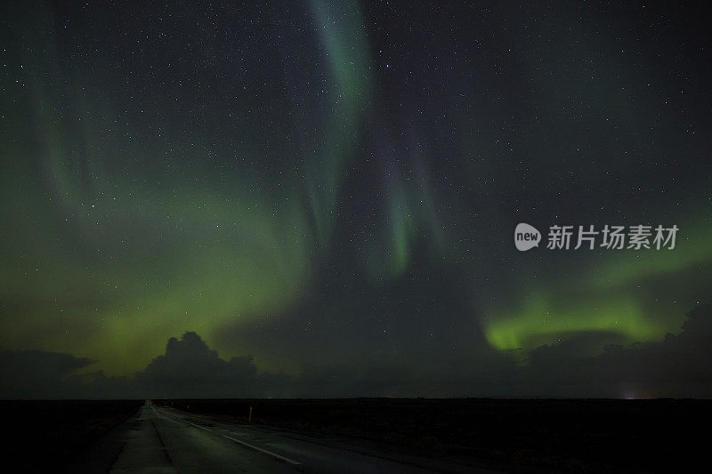 冰岛南部的夜空中有北极光
