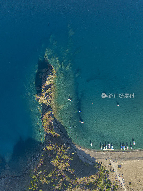 停泊在海湾里的游艇