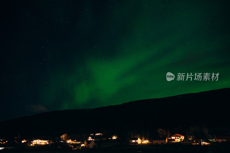 强烈的北极光在挪威农村地区的天空