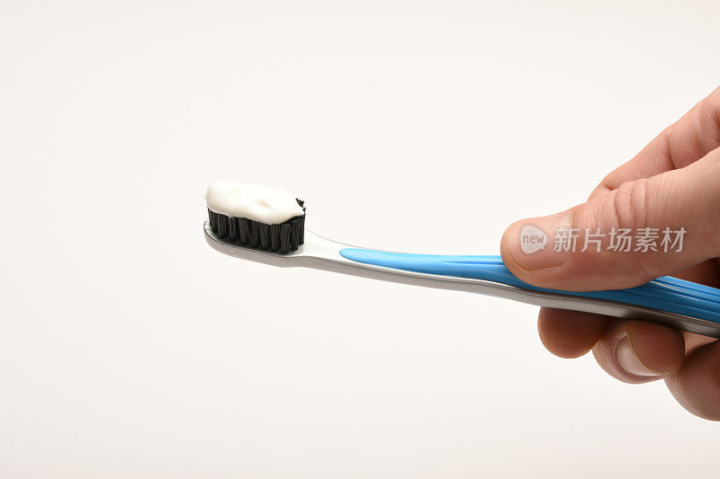 刷牙。手持牙刷:用来刷牙的手持牙刷