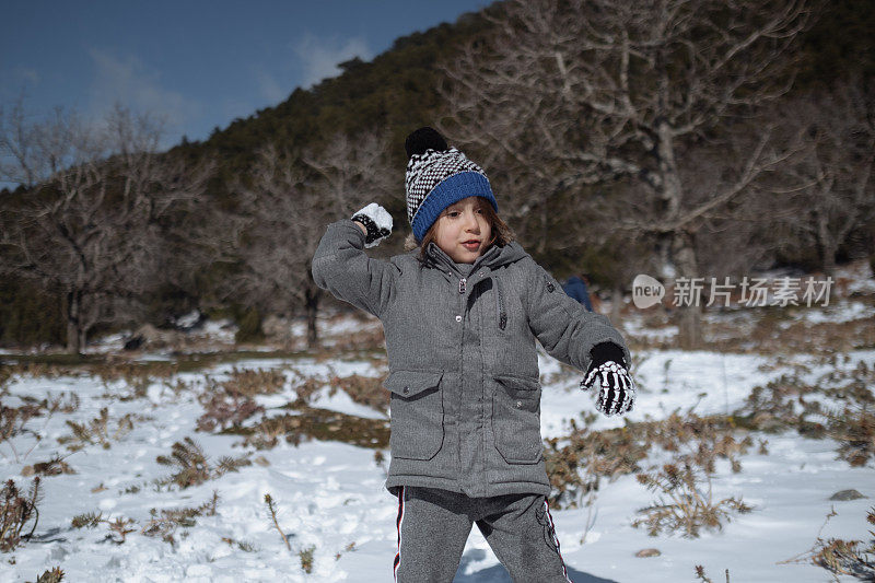 滚雪球。孩子们正在打雪仗。