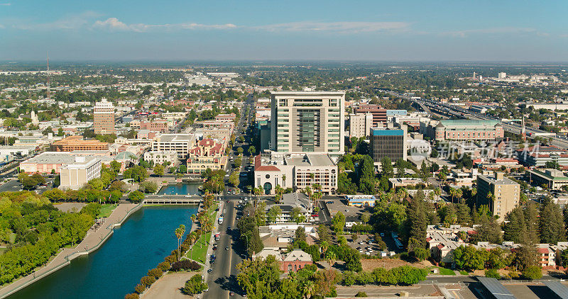无人机拍摄的加利福尼亚州斯托克顿市中心的政府大楼