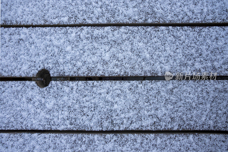 花园桌上的一层薄薄的雪