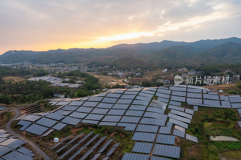 日落时山顶上的太阳能发电站