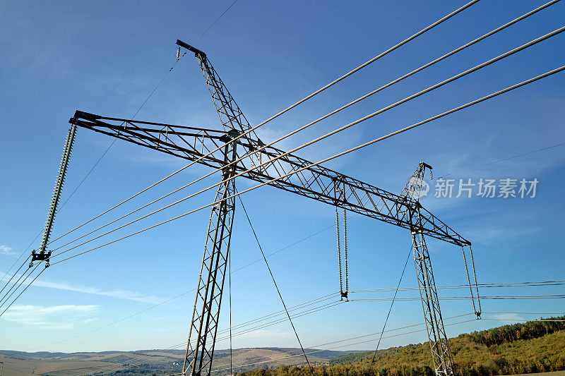带高压电线的钢柱，通过电缆电线远距离输送电能