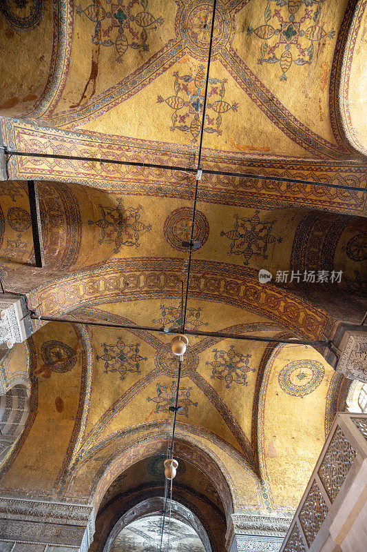 圣索菲亚清真寺的天花板和圆顶